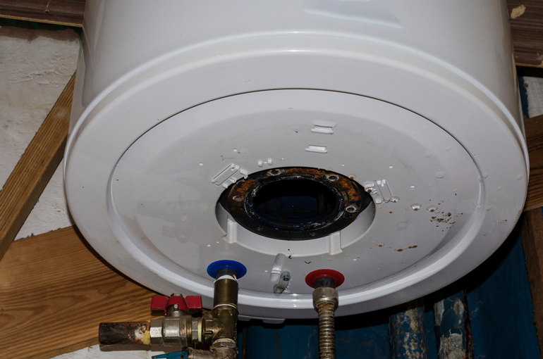 674d2d906067c08a08ccb280_what-to-do-if-your-water-heater-starts-leaking-img