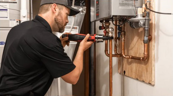 plumber-fixing-pipes-img